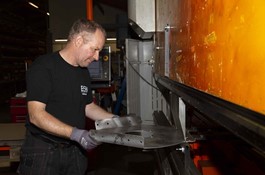 Od 1997 roku za prasami krawędziowymi w różnych firmach stoją pracownicy specjalni