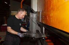 Jens Thomsen wygina konstrukcje ze stali czarnej, stali nierdzewnej, aluminium i drzwi aluminiowych