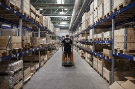 Centrum zaopatrzenia na skrzydle widziane z ciężarówki