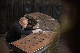 Jesper Brølling rozpoczął pracę jako kowal w BSB Industry w 2013 roku