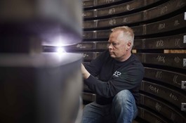 Jesper Brølling sprawdza kołnierz pod kątem widocznych defektów