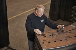 Jesper Brølling korzysta z zaawansowanego sprzętu pomiarowego