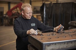 Jesper Brølling wykorzystuje zaawansowany sprzęt pomiarowy do sprawdzania kołnierzy