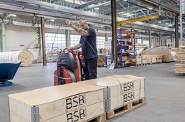 Maszyna taśmowa z inteligentnym ramieniem robota
