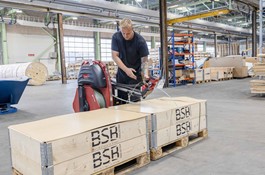 Rafael Kropp Wojtczak posługuje się automatyczną maszyną taśmową