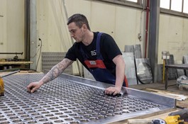 Polski pracownik dostarcza solidne rozwiązanie o wysokiej, jednolitej jakości