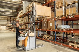 Palety są opuszczane w centrum logistycznym w Hammelev