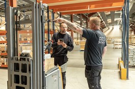 Rafael Kropp Wojtczak pomaga pracownikom wybrać właściwą drogę w nowym centrum logistycznym