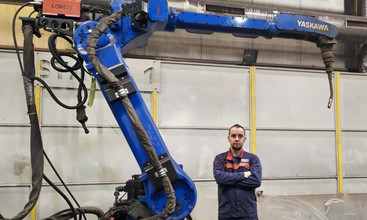 Tadeusz jest odpowiedzialny za szereg robotów spawających w Polsce